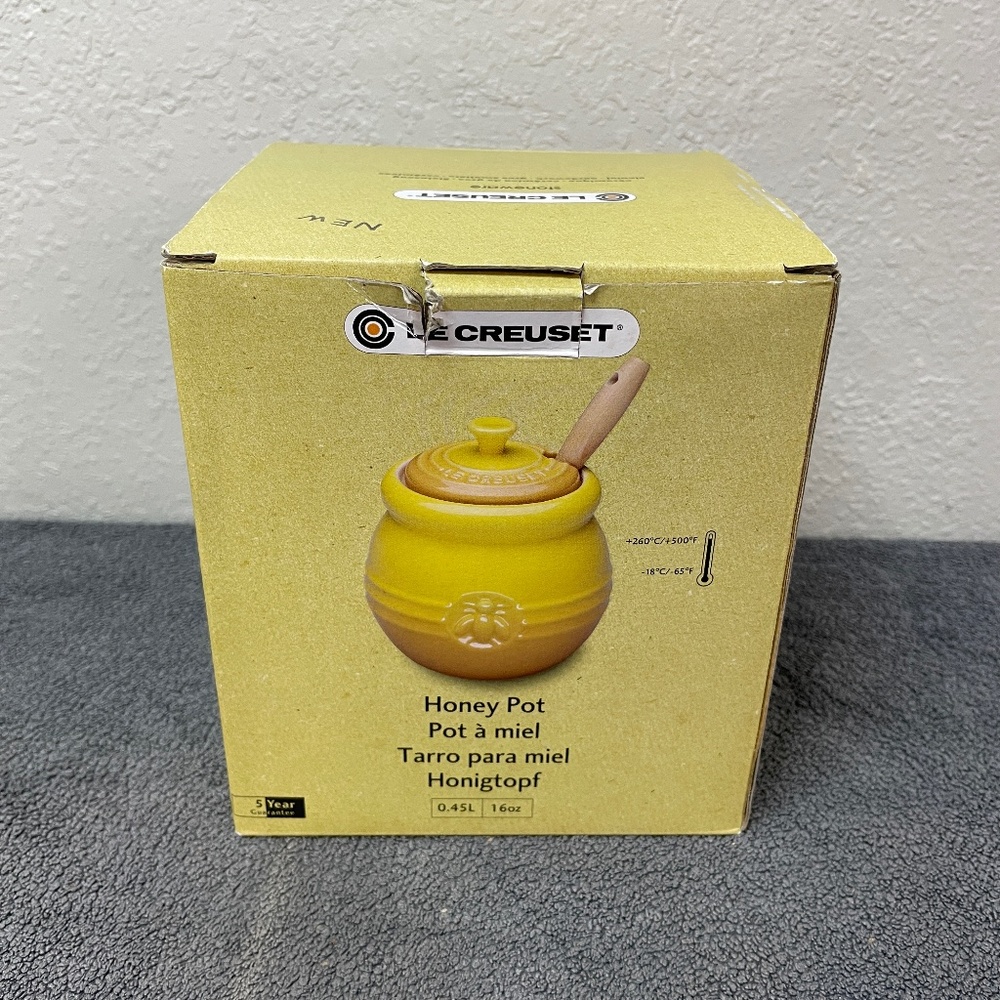 Le Creuset Honey Pot Yellow w/ Silicone Wooden Dipper and Box 16 Oz Stoneware